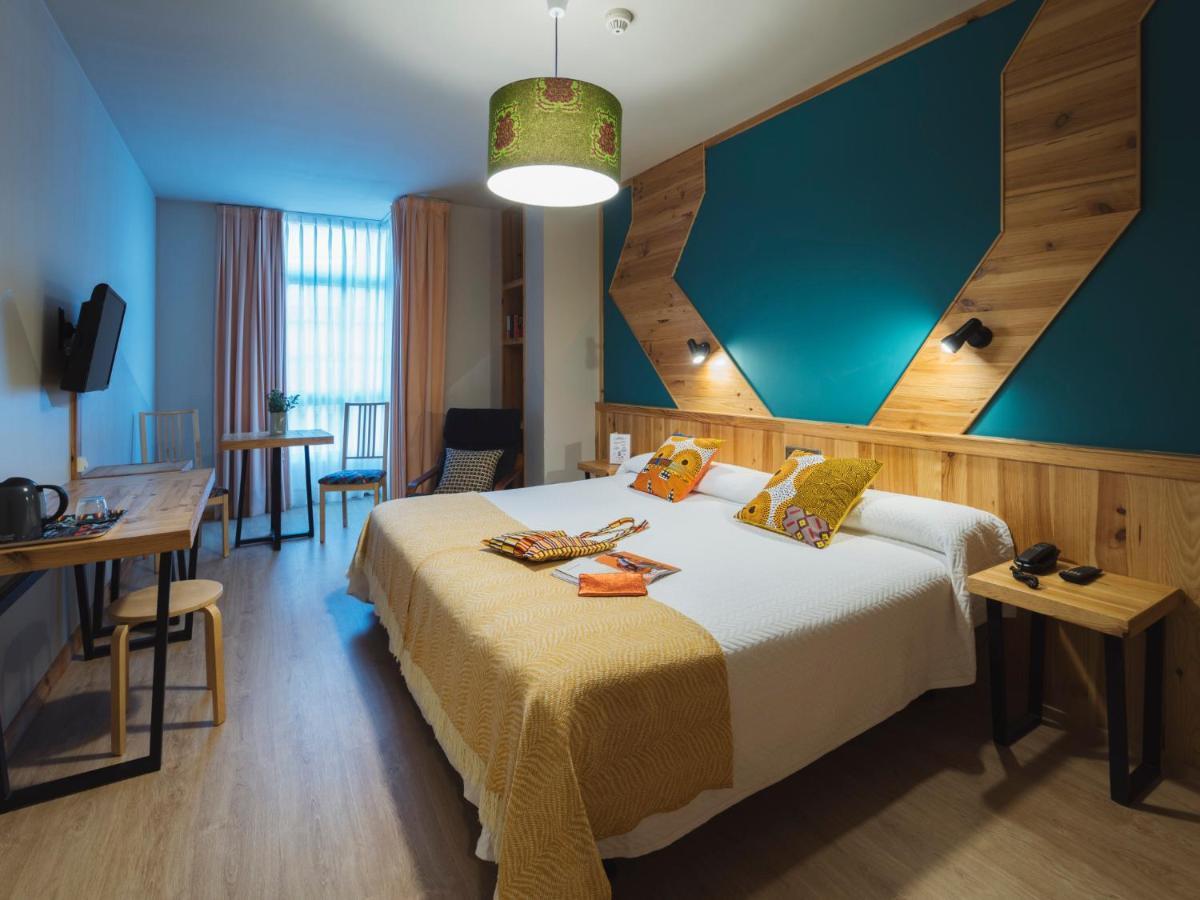 Habitación con cama extragrande.